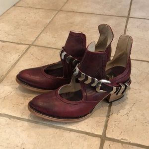 FREEBIRDS Blade burgundy size 7 EUC